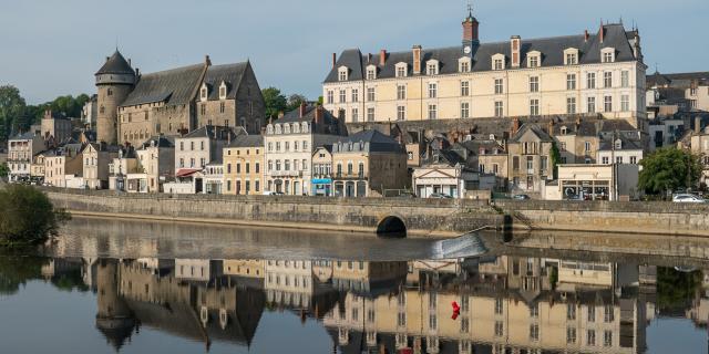 Vieux Chateaux Et Chateau Neuf De Laval Laval (ville)