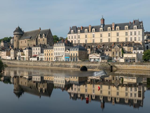 Vieux Chateaux Et Chateau Neuf De Laval Laval (ville)